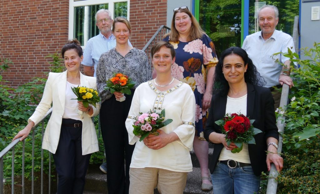 Oben: Wolfgang Haase (Beiratssprecher Osterholz), Anika Simonis, Senatorin Anja Stahmann, Ulrich Schlüter (OAL Osterholz). Unten: Balkes Mele, Sylvia Klingler, Mihdiye Akbulut | Foto: Sozialressort